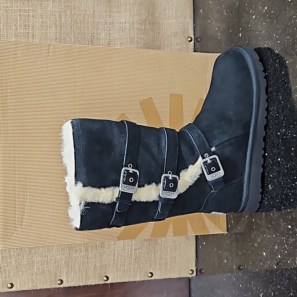 NEW KIDS UGG MADDI IN BLACK